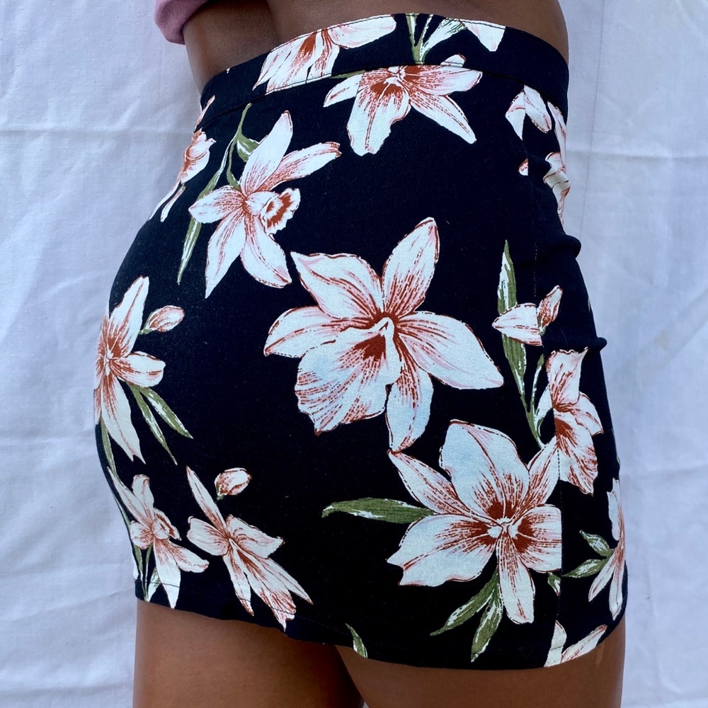 Forever21 black floral patterned mini skirt